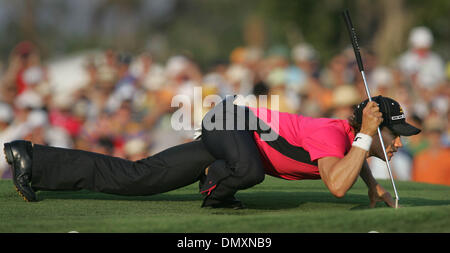 Mar 04, 2006 ; Miami, FL, USA ; Camilo Villegas aligne son putt sur le 16e trou. Villegas a par sur le trou et est à égalité au quatrième après un bogie double au 18e trou. Crédit obligatoire : Photo par Allen Eyestone/Palm Beach Post/ZUMA Press. (©) Copyright 2006 par Palm Beach Post Banque D'Images