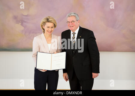 Berlin, Allemagne. 25Th Dec 2013. Les nouveaux ministres sont nommés par le Président Joaquim allemand Gauck de côté la nouvelle chancelière allemande, Mme Merkel a Bellevue à Berlin. / Photo : Ursula von der Leyen (CDU), nouveau ministre de la Défense, et le Président Joaquim Gauck, à Berlin, le 17 décembre 2013.Photo : Reynaldo Paganelli/NurPhoto Crédit : Reynaldo Paganelli/NurPhoto ZUMAPRESS.com/Alamy/Live News Banque D'Images