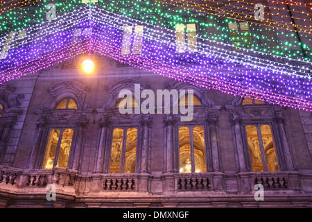 Palazzo Doria Pamphili Galerie pamphilij thème paix et les lumières de Noël sur la route de la rue Via del Corso, Rome, Italie Banque D'Images