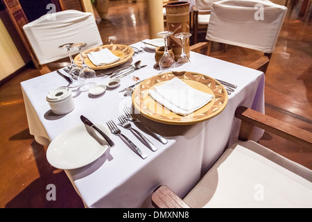 Table d'un restaurant tropical dans un hôtel de luxe Banque D'Images