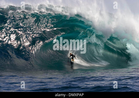 Mar 11, 2006 ; Hobart, Tasmanie, Australie ; Hawaiian ANDY IRONS, qui est en Australie pour la première étape du tour du monde professionnel a été plus qu'heureux de rejoindre l'équipage pour le voyage d'une journée et a prouvé sa grande vague d'expertise s'applique à tout rompre, école la torsion de la terreur avec une facilité. Fers à repasser, qui avait remorqué dans les deux sessions lourde à Hawaii et la dernière année d'énormes Banque D'Images