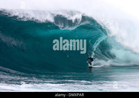 Mar 11, 2006 ; Hobart, Tasmanie, Australie ; Nov 03, 2006 ; Hobart, Tasmanie, Australie, 19 ans, surfeur australien LAURIE TOWNER (Angourie, NSW) pagayé dans ce qui a été appelé la plus grande vague jamais d'être forcée à Shipsterns Bluff, la Tasmanie sans l'aide d'une motomarine (PWC). Monté le samedi (11 mars 2006) la suspension terrifiant Towner a gagné la nomination Banque D'Images