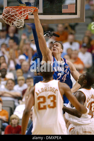 Mar 12, 2006 ; Dallas, TX, USA ; Basket-ball de NCAA : Kansas' Sasha Kaun dunks que Texas LaMarcus Aldridge' et Mike Williams regardez sur pendant le 2006 Phillips 66 Big 12 Championnat masculin Dimanche 12 Mars 2006 à l'American Airlines Center de Dallas, TX. Crédit obligatoire : Photo par EA Ornelas/San Antonio Express-News/ZUMA Press. (©) Copyright 2006 par San Antonio Express-News Banque D'Images