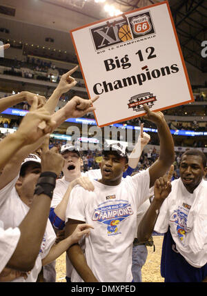 Mar 12, 2006 ; Dallas, TX, USA ; Basket-ball de NCAA : membres de la Kansas Jayhawks célèbrent leur victoire contre les Texas longhorns au cours de la 2006 Phillips 66 Big 12 Championnat masculin Dimanche 12 Mars 2006 à l'American Airlines Center de Dallas, TX. Le Kansas a remporté 80-68. Crédit obligatoire : Photo par EA Ornelas/San Antonio Express-News/ZUMA Press. (©) Copyright 2006 par San Antonio Banque D'Images