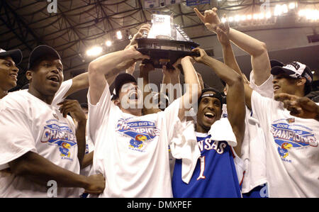 Mar 12, 2006 ; Dallas, TX, USA ; Basket-ball de NCAA : membres de la Kansas Jayhawks, célébrer avec le trophée, leur victoire contre les Texas longhorns au cours de la 2006 Phillips 66 Big 12 Championnat masculin Dimanche 12 Mars 2006 à l'American Airlines Center de Dallas, TX. Le Kansas a remporté 80-68. Crédit obligatoire : Photo par EA Ornelas/San Antonio Express-News/ZUMA Press. (©) Copyright 2 Banque D'Images