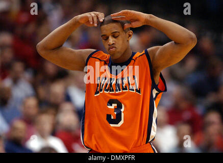 Mar 17, 2006 ; Dallas, TX, USA ; : NCAA College Basketball : Bucknell's Charles Lee réagit au cours de la partie avec l'Arkansas Vendredi 17 mars 2006 à l'American Airlines Center de Dallas, TX., pendant le premier tour de la 2006 NCAA Division 1 du championnat de basket-ball. Bucknell a remporté 59-55. Crédit obligatoire : Photo par EA Ornelas/San Antonio Express-N/ZUMA Press. (©) Copyrigh Banque D'Images