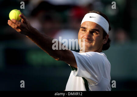 Mar 28, 2006 ; Key Biscayne, en Floride, USA ; NASDAQ-100 Open de Tennis. Roger Federer sert lors de sa victoire sur Dmitry Tursunov 6-3, 6-3 de la Russie. Crédit obligatoire : Photo par Allen Eyestone/Palm Beach Post/ZUMA Press. (©) Copyright 2006 par Palm Beach Post Banque D'Images