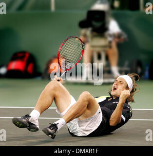 Mar 28, 2006 ; Key Biscayne, en Floride, USA ; NASDAQ-100 Open de Tennis. David Ferrer réagit ot sa victoire sur Olivier Rochus dans trois ensembles de bris. Crédit obligatoire : Photo par Allen Eyestone/Palm Beach Post/ZUMA Press. (©) Copyright 2006 par Palm Beach Post Banque D'Images