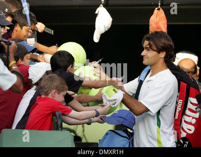 Mar 28, 2006 ; Key Biscayne, en Floride, USA ; NASDAQ-100 Open de Tennis. Signe des autographes Roger Federer après avoir battu Dmitry Tursunov 6-3, 6-3 de la Russie. Crédit obligatoire : Photo par Allen Eyestone/Palm Beach Post/ZUMA Press. (©) Copyright 2006 par Palm Beach Post Banque D'Images