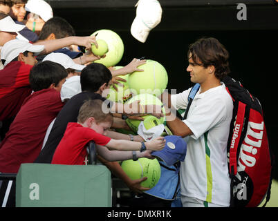 Mar 28, 2006 ; Key Biscayne, en Floride, USA ; NASDAQ-100 Open de Tennis. Signe des autographes Roger Federer après avoir battu Dmitry Tursunov 6-3, 6-3 de la Russie. Crédit obligatoire : Photo par Allen Eyestone/Palm Beach Post/ZUMA Press. (©) Copyright 2006 par Palm Beach Post Banque D'Images