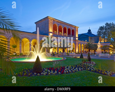 Bâtiment à arcades des jardins du spa de Bad Kissingen, Basse Franconie, Bavière, Allemagne Banque D'Images