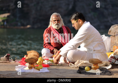 Lever du soleil à pooja la rivière Narmada en Inde Madhya Pradesh Omkareshwar Banque D'Images