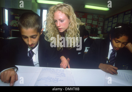 Aider l'enseignant élève du secondaire en classe, l'école de bruyères, Hounslow, Middlesex, Royaume-Uni. Banque D'Images