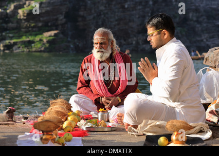 Lever du soleil à pooja la rivière Narmada en Inde Madhya Pradesh Omkareshwar Banque D'Images