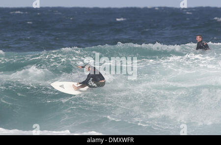 Apr 09, 2006 ; Newcastle Beach, Australie ; dans l'Expression Session Luke Egan rendre hommage aujourd'hui, Australian Rugby League legend Andrew Johns alignés aux côtés de quatre fois champion du monde Mark Richards, Egan, Matt Hoy et Simon droit dans les vagues de 8 à 10 pieds de solides. Après un 54 à 6 points de rendement au cours de la dernière Dragons et la notation de 22 points de sa propre face à des blessures, Johns co Banque D'Images