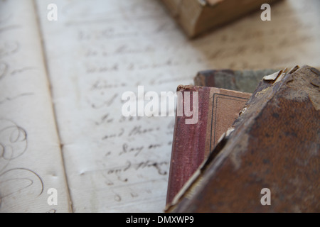 Vintage Books avec un vieux cahier de l'élève la page du 18ème siècle Banque D'Images