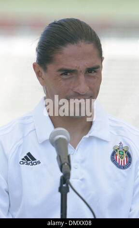 Apr 13, 2006 ; Carson, CA, USA ; Chivas USA player FRANCISCO "PACO" PALENCIA parle aux médias au sujet du match contre les Los Angeles Galaxy au Home Depot Center ce samedi, 15 avril 2006 à Carson. Ce sera la première de quatre rencontres entre les deux équipes cette saison. Crédit obligatoire : Photo par Armando Arorizo/ZUMA Press. (©) Copyright 2006 by Arorizo Banque D'Images