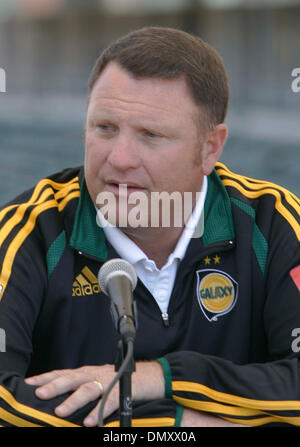 Apr 13, 2006 ; Carson, CA, USA ; Los Angeles Galaxy l'entraîneur-chef Steve Sampson parle aux médias au sujet du match contre les Chivas USA au Home Depot Center ce samedi, 15 avril 2006 à Carson. Ce sera la première de quatre rencontres entre les deux équipes cette saison. Crédit obligatoire : Photo par Armando Arorizo/ZUMA Press. (©) Copyright 2006 by Arorizo Banque D'Images