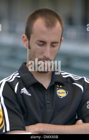 Apr 13, 2006 ; Carson, CA, USA ; Los Angeles Galaxy player PETER VANEGAS parle aux médias au sujet du match contre les Chivas USA au Home Depot Center ce samedi, 15 avril 2006 à Carson. Ce sera la première de quatre rencontres entre les deux équipes cette saison. Crédit obligatoire : Photo par Armando Arorizo/ZUMA Press. (©) Copyright 2006 by Arorizo Banque D'Images