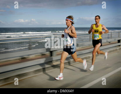 Apr 23, 2006 ; Del Mar, CA, USA ; DAVID KLOZ, gauche, d'Oceanside conduit BRIAN CULLEY, droite, de San Diego alors qu'ils se déplacent le long du parcours de la course lors de la 25e anniversaire de l'exécution de la Jolla Demi-marathon. KLOZ a augmenté son avance sur Culley, terminant à la première place avec un temps de 1:12:36. CULLEY a terminé à la deuxième place avec un temps de 1:13:18. Crédit obligatoire : Photo par Howard Li Banque D'Images