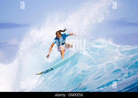 Apr 24, 2006 ; Tavarua, Cloudbreak, Fidji, Îles Fidji ; l'AfricaÕs reine des vagues HEATHER CLARK (Port Shepstone, KwaZulu-Natal) a eu une journée de hauts et bas sur l'île de Tavarua à Fidji aujourd'hui. Après avoir remporté son chemin à travers de trois rondes dans le Roxy Pro Clark a ensuite été battu par le champion du monde ASP 2004 Sofia Mulanovich péruvienne. Clark a terminé neuvième égale dans l'ensemble. Le Roxy Pro présent Banque D'Images