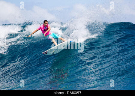 Apr 24, 2006 ; Tavarua, Cloudbreak, Fidji, Îles Fidji ; champion du monde ASP en titre Chelsea Georgeson (Aus), Gold Coast (voir photo) alimenté à la victoire dans la première ronde du Roxy Pro à Cloudbreak, Fidji aujourd'hui. Georgeson a marqué le seul métro parfaite de la journée à l'avance trois rondes où elle fera face à Julia Christian. Le Roxy Pro présenté par Samsung est le deuxième événement sur le 2006 womenÕ Banque D'Images