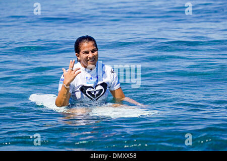 Apr 24, 2006 ; Tavarua, Cloudbreak, Fidji, Îles Fidji ; Brasilian Silvana Lima (photo) montre sa joie après l'avancement de trois rondes du Roxy Pro à l'île de Tavarua à Fidji aujourd'hui. Lima, une recrue sur l'ASP World Championship Tour, prend sur l'expérimenté ASP World Tour Samantha Cornish en Australie, militant du troisième tour. Le Roxy Pro présenté par Samsung est le deuxième événement sur le Banque D'Images