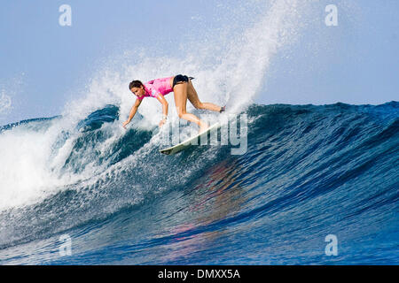 Apr 24, 2006 ; Tavarua, Cloudbreak, Fidji, Îles Fidji ; Trialist, Caroline Sarran (France) (photo) a terminé 17e de l'égalité dans le Roxy Pro à Cloudbreak, Fidji aujourd'hui. Sarran remporte le Roxy Pro essais cliniques ce matin mais a perdu ses rivaux plus expérimentés Serena Brooke (Aus) et Trudy Todd (Aus) en deux rondes d'empocher 2 500 dollars E.-U. en prix en argent. Beachley fera face à la recrue Jessi Miley-Dyer dans Banque D'Images