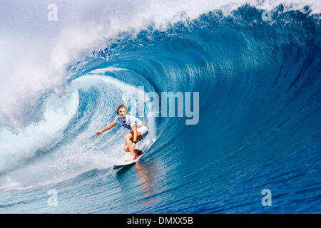 Apr 24, 2006 ; Tavarua, Cloudbreak, Fidji, Îles Fidji ; Rebecca Woods (Copacabana, Central Coast, Australie) s'est classé deuxième dans sa chaleur ronde du Roxy Pro en long et 4 à 6 pieds de vagues à Cloudbreak à Fidji aujourd'hui. Woods avancés pour trois rondes où elle fera face à Hawaiian Megan Abubo plus tard aujourd'hui. Le Roxy Pro présenté par Samsung est le deuxième événement de l'édition 2006 du Championnat du Monde ASP FEMMES T Banque D'Images