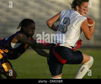 Apr 27, 2006 ; Boca Raton, FL, USA ; Spanish River wide receiver Jackie Smith twists loin de Boynton Beach's Marie Joseph, gauche, au cours de leur District 11 flag football championship Lundi, 27 avril 2006 dans la banlieue de Boca Raton. Les Sharks ont remporté le trophée 12-0. Crédit obligatoire : Photo par Chris Matula/Palm Beach Post/ZUMA Press. (©) Copyright 2006 par Palm Beach Post Banque D'Images