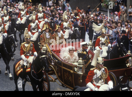 Le mariage du prince Charles Diana attire les foules à Londres. Mariage royal le prince Charles et la dame Diana Spencer le 29 juillet 1981, une calèche s'ouvre dans le centre commercial après la cérémonie, revenant au palais de Buckingham, en signe de sourire à Diana. ANNÉES 1980 ROYAUME-UNI HOMER SYKES Banque D'Images