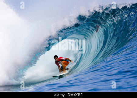 10 mai, 2006 ; Teahupoo, Teahupoo, Tahiti, après un rêve commence à l'ASP World Tour surf junior championnat brésilien ADRIANO DE SOUZA sensation est de savoir à quel point la concurrence peut être. De Souza a terminé troisième égal (une demi-finale finale) dans la première tentative d'un événement WCT en mars 2005 mais mis à la 33e égal Billabong Pro à Teahupoo, Tahiti aujourd'hui alors qu'il était b Banque D'Images