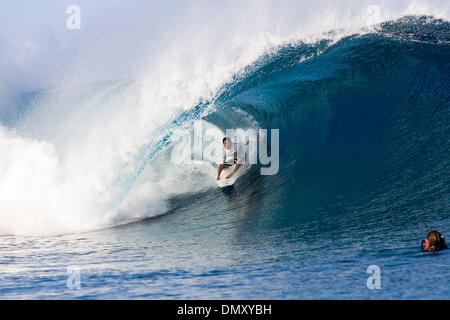 10 mai, 2006 ; Teahupoo, Teahupoo, Tahiti, Air Tahiti Nui / VZ Trials gagnant Heiarii Williams générique (Tahiti) remis Australian Mick Fanning (Gold Coast, Queensland) la colère du Billabong Pro jusqu'à présent lorsqu'il a envoyé l'ASP WCT star et l'ancien numéro deux mondial de l'événement en phase deux. Le Billabong Pro est la troisième étape de l'ASP World Tour favorise l'MenÕs et l'ASP Banque D'Images