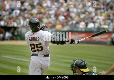 20 mai, 2006 ; Oakland, CA, USA ; slugger BASEBALL MLB Giants : Barry Bonds a frappé home run # 714, qui l'ont attaché avec Babe Ruth pour la deuxième place sur la liste de baseball professionnel , off Brad Halsey démarrage d'athlétisme dans la 2ème manche samedi après-midi match entre les Giants de San Francisco et Oakland Athletics au stade McAfee à Oakland. Crédit obligatoire : Photo par Jose Luis Villegas/Sacrement Banque D'Images