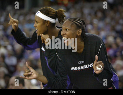 20 mai 2006, Sacramento, CA, USA ; 10 Hang be cool, Yolanda Griffith et Rebekkah Brunson ne certains célébrer comme les rois score 100 points à la fin du quatrième trimestre, les entrées étaient sur le banc avec un grand leader au cours de la saison le monarque. Les Sacramento Monarchs battre Phoenix Mercury 105-78. Crédit obligatoire : Photo par Bryan Patrick/Sacramento Bee/ZUMA Press. (©) C Banque D'Images