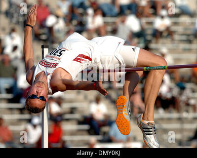 27 mai, 2006 ; Austin, TX, USA ; Nebraska sauteur Dusty Jonas reçoit plus la barre à sa hauteur finale effacé samedi à la NCAA Midwest championships à Austin. Crédit obligatoire : Photo de Tom Reel/San Antonio Express-News/ZUMA Press. (©) Copyright 2006 par San Antonio Express-News Banque D'Images