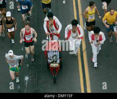 Juin 04, 2006 ; San Diego, CA, USA ; des milliers de coureurs, y compris plusieurs Elvis', éclaté à travers le brouillard dimanche matin pour commencer cette année, le Rock 'n' Roll Marathon. Crédit obligatoire : Photo par Peggy Peattie/SDU-T/ZUMA Press. (©) Copyright 2006 by SDU-T Banque D'Images