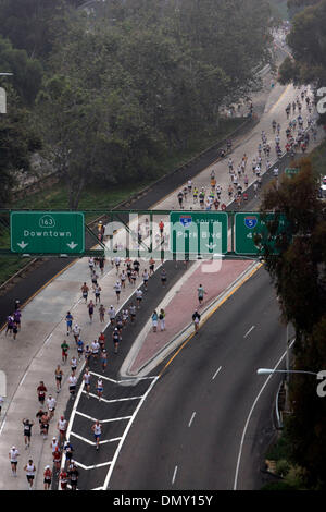 Juin 04, 2006 ; San Diego, CA, USA ; des milliers de coureurs a éclaté à travers le brouillard dimanche matin pour commencer cette année, le Rock 'n' Roll Marathon, ici l'exécution en direction nord sur l'autoroute 163 km passant neuf. Crédit obligatoire : Photo par Peggy Peattie/SDU-T/ZUMA Press. (©) Copyright 2006 by SDU-T Banque D'Images