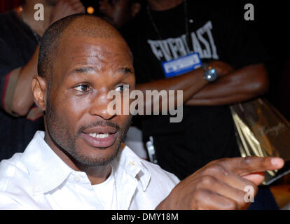 Jun 08, 2006 ; Atlantic City, NJ, USA ; Boxer BERNARD HOPKINS lors de la dernière conférence de presse pour le Bernard Hopkins contre Antonio Tarver bout pour la lumière Heavyweight Championship qui se tiendra à l'hôtel Borgata à Atlantic City, New Jersey. Hopkins tente de faire l'histoire de la boxe en devançant deux classes de poids pour lutter contre la lumière comme un poids lourd. Crédit obligatoire : Photo par Rob DeLorenzo Banque D'Images