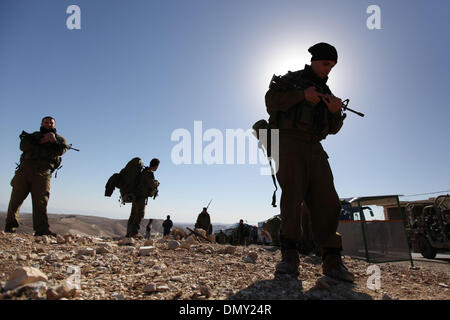 Bethléem. 25Th Dec 2013. Les soldats israéliens prennent part à un entraînement militaire dans Al-Rashaydeh village près de la ville cisjordanienne de Bethléem le 17 décembre 2013. Autour de 5 000 soldats israéliens ont pris part à la formation militaire, un commandant israélien a dit. Credit : Luay Sababa/Xinhua/Alamy Live News Banque D'Images