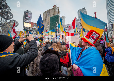 TORONTO - Le 15 décembre : des centaines se rassemblent pour protester contre l'Ukraine le 15 décembre 2013 à - Yonge Dundas Square à Toronto, au Canada. Banque D'Images