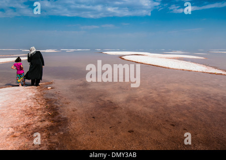 Mère et fille, visites, Salt Lake Urmia, province de l'Ouest, l'Iran Banque D'Images