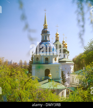 Monastère Vydubychi au printemps. Kiev, Ukraine. Banque D'Images