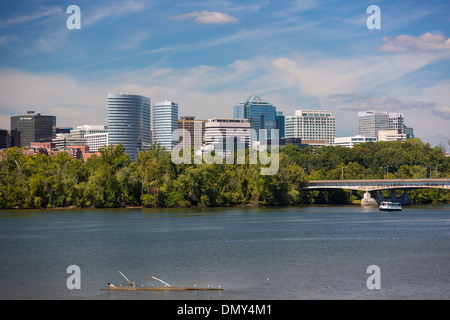 ROSSLYN, Virginie, USA - skyline de Rosslyn et rivière Potomac, le comté d'Arlington. Banque D'Images