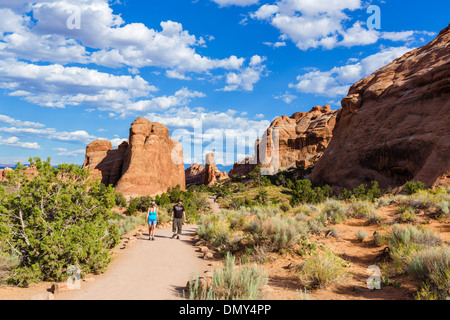 Les promeneurs sur le Devil's Garden Trail, Arches National Park, Utah, USA Banque D'Images