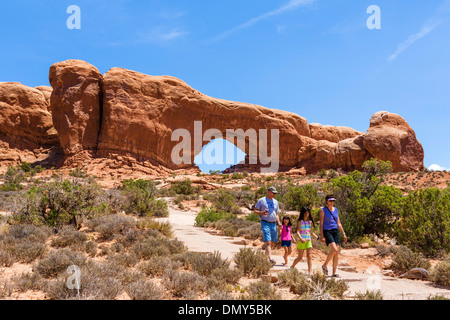 Les touristes du Nord au passage de la fenêtre, la section Windows, Arches National Park, Utah, USA Banque D'Images