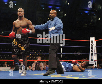 Jun 10, 2006 ; Atlantic City, NJ, USA ; Boxe : ALLEN ROCK KO'S KEN HUMPHREYS dans le rond à l'Boragata crédit obligatoire de Casino : Photo par Rob DeLorenzo/ZUMA Press. (©) Copyright 2006 par Rob DeLorenzo Banque D'Images