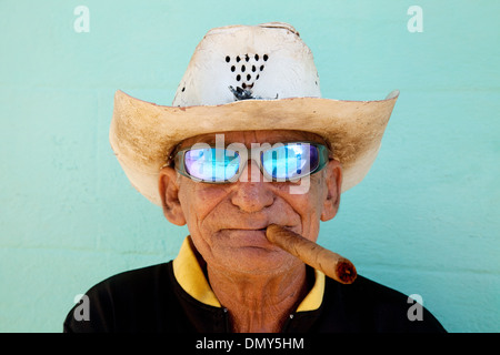 Homme fumer un cigare cubain et portant des lunettes, Trinidad, Cuba Caraïbes, Antilles, Amérique latine - exemple de la culture de cuba Banque D'Images