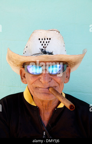 Cuba homme fumant un cigare et portant des lunettes, Trinidad, Cuba Caraïbes, Antilles, Amérique latine - exemple de la culture de cuba Banque D'Images