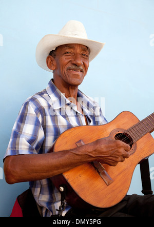 Musicien cubain qui joue de la guitare la musique sur la rue, Trinidad, Cuba Caraïbes, Amérique Latine Banque D'Images